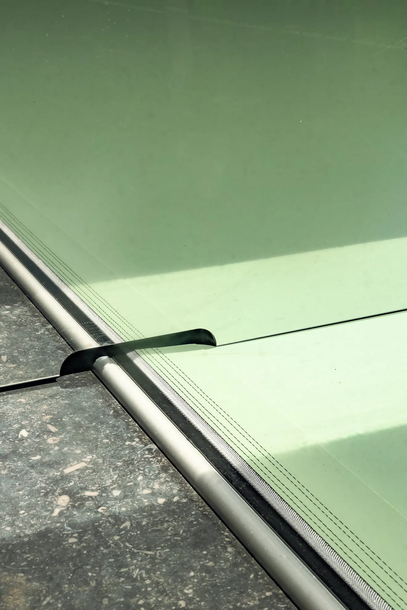 Gros plan sur l'habillage effet miroir, la membrane vert clair et son système de fermeture exclusif